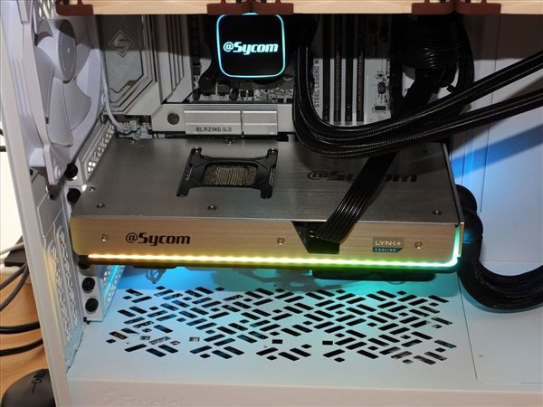 60℃压旗舰！Sycom联手LYNK+推出RTX 5090水冷版：模块化快拆+猫头鹰三扇，11月整机首发